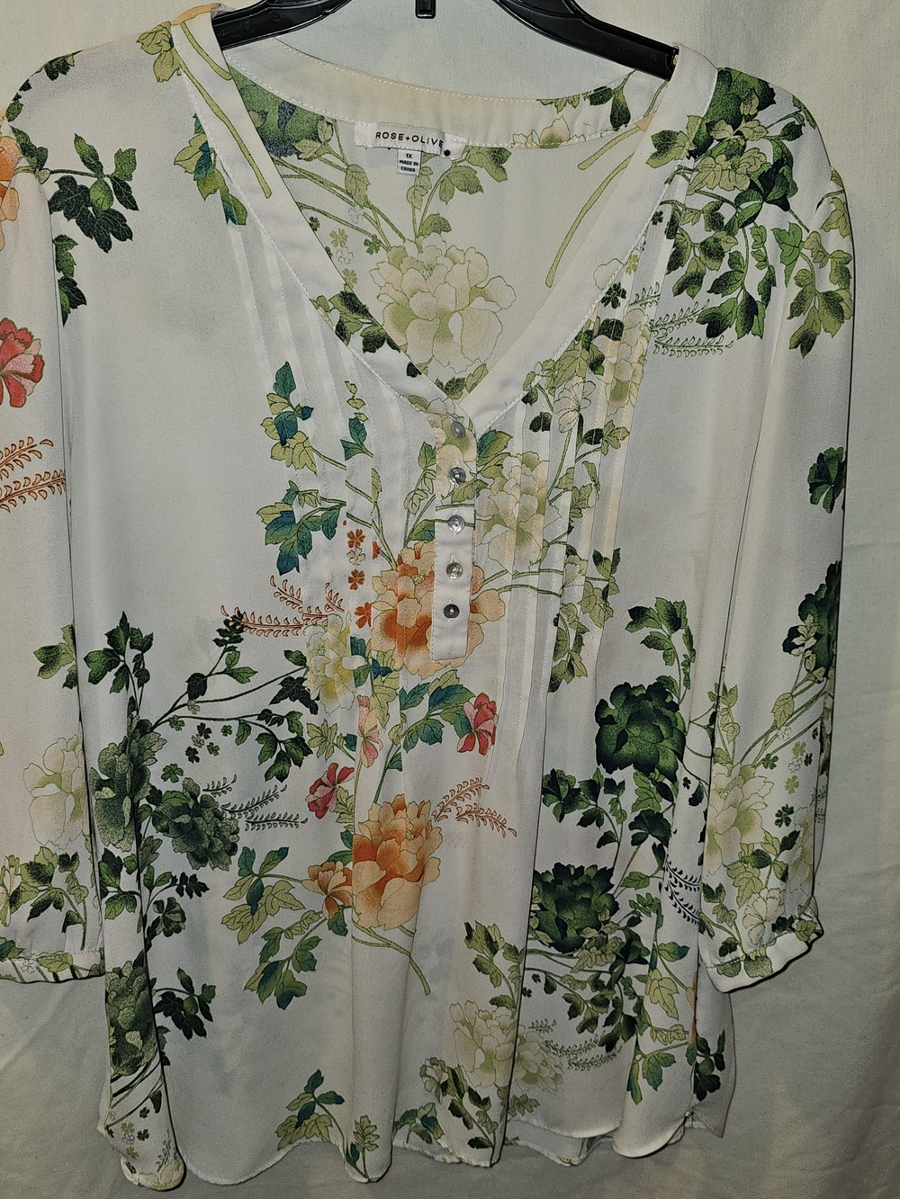Rose & Olive Cream Floral V-Neck Button-Front Blouse